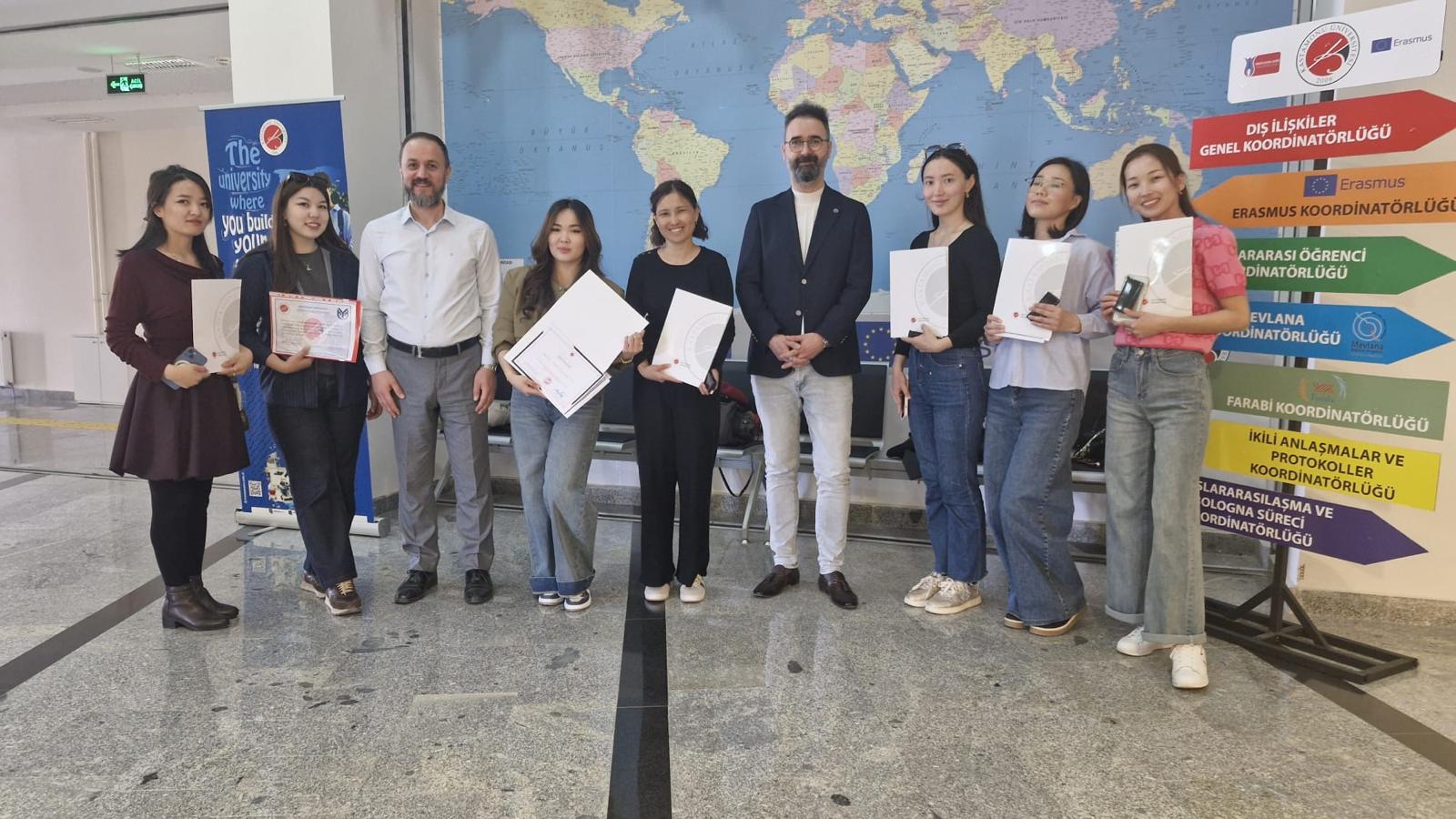 Yessenov Üniversitesi'nden Gelen Misafir Öğrenciler Staj Sertifikalarını Aldı
